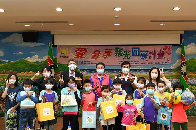 雷科攜手高雄市救國團合作「愛·分享 聚光圓夢計畫」–圓夢贈禮。