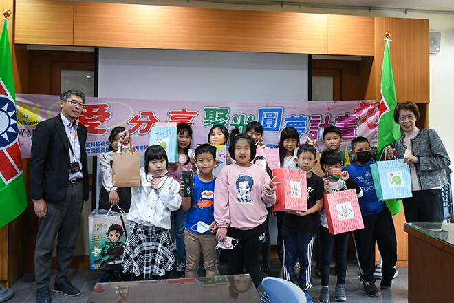 雷科攜手高雄市救國團合作「愛·分享 聚光圓夢計畫」–圓夢贈禮。