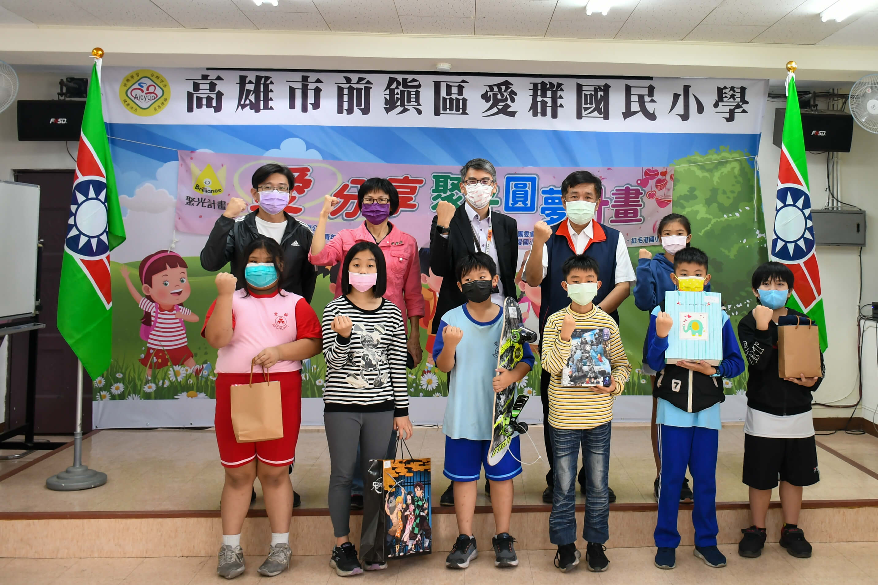 雷科攜手高雄市救國團合作「愛·分享 聚光圓夢計畫」–圓夢贈禮。