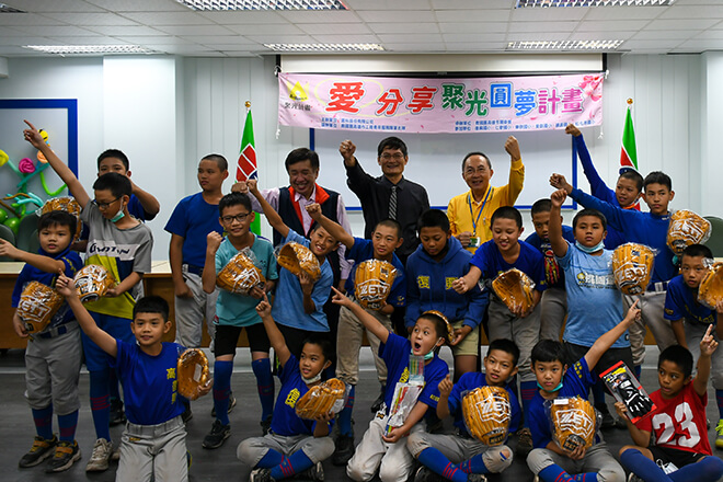 雷科攜手高雄市救國團合作「愛·分享 聚光圓夢計畫」–圓夢贈禮。