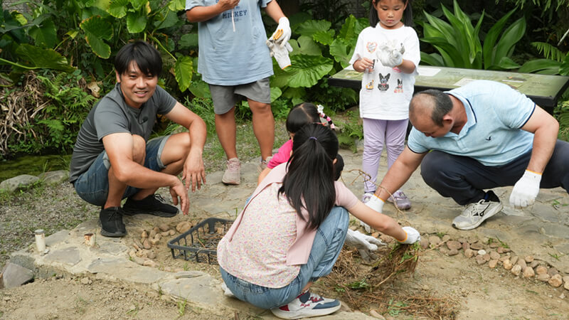 透過幼蟲視角一同成為螢河領航員。