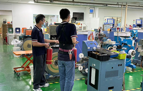 Fire extinguisher training fire extinguishing